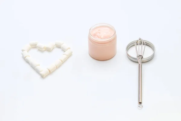 Una crema hecha a mano en un frasco con un corazón —  Fotos de Stock