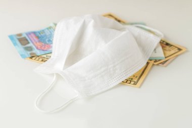 açık beyaz koruyucu yüz maskesi Avro ve dolar kağıt para kapsayan beyaz arka plan, gider kavramı ve mali kriz