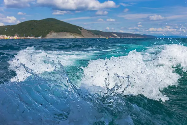 Açık Denizdeki Dalgalardan Gelen Güzel Damlaları Kıyı Boyunca Bir Teknede — Stok fotoğraf
