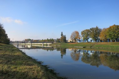 Güneşli bir günde Prerov Becva Nehri üzerinde köprü