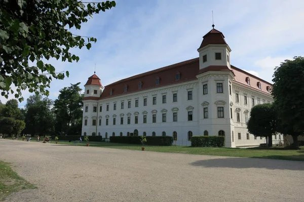 Holesov, Tjeckien - 25 juli: Barock slott och trädgård i — Stockfoto