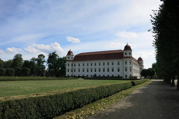 霍莱绍夫，捷克共和国-7 月 25 日： 巴洛克式的城堡和花园 — 图库照片#
