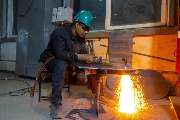 The worker performs the cutting of sheet steel with a gas cutter. Gas cutter.