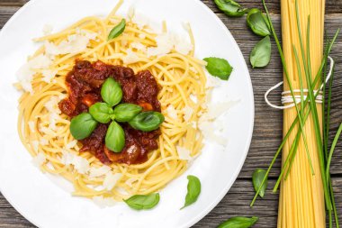 Taze makarna yemek. Fesleğen yaprağı, peynir ve domates soslu spagetti.