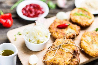 Ahşap arka plan üzerinde malzemelerle Breadboard üzerinde taze patates gözlemesi