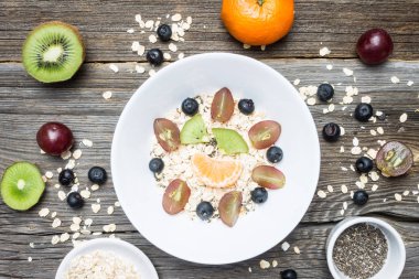 Üstten Görünüm yulaf gevreği taze meyveleri ve ahşap arka plan üzerinde Chia tohum