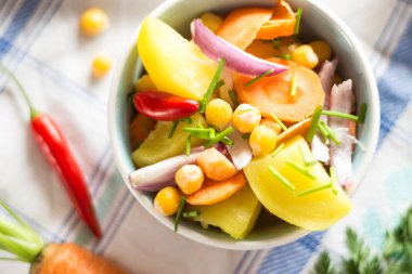 Nohut ile sebze salatası. Rustik sağlıklı gıda.