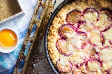 Üstten Görünüm erikli kek malzemelerle ham pişirme