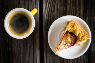 Kahve ve kuru üzümlü kek ahşap arka plan üzerinde. Üstten Görünüm yiyecek ve içecek koyu ahşap üzerine.