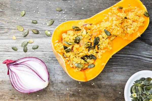 Üstten görünüm Vejetaryen yiyecekler. Kabak çekirdeği ve Butternut sebze karışımı ile Quinoa. Ahşap masa üzerinde ham maddeler.
