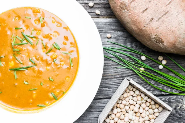 Tatlı patates ve ahşap arka plan üzerinde ham maddeler ile Nohut Çorbası