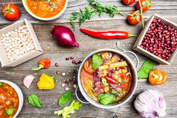 Malzemeler ahşap masa arka plan üzerinde pişirme sebze çorba