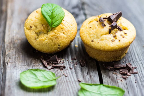 Tahta arka planda çikolatalı kekler