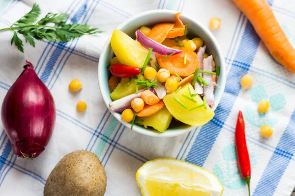 Ensalada de verduras con garbanzo en mantel ligero. Comida saludable rústica . — Foto de Stock