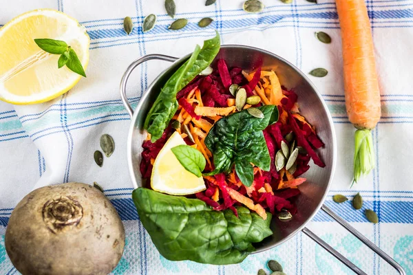 Pancar, havuç, ıspanak yaprakları ve limon ile sebze salatası