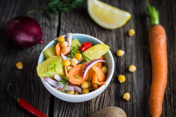 Ensalada de verduras con garbanzo sobre fondo de madera oscura — Foto de Stock