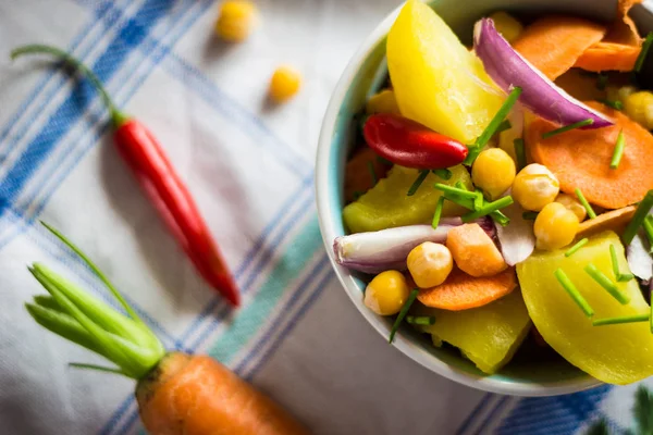 Üstten Görünüm nohut salatası sebze masa örtüsü arka plan üzerinde