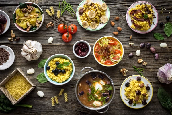 Vejetaryen yiyecekler üstten görünüm ahşap arka plan üzerinde