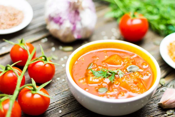 Sopa de lentilhas vegetais com ingredientes de cozinha em fundo de madeira Imagem De Stock