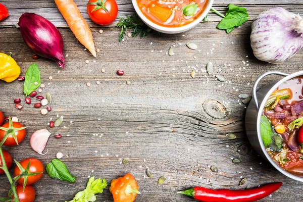 Zeleninové polévky a vaření ingrediencí. Prázdný prostor ve stredu kruhový dřevěný stůl pozadí — Stock fotografie