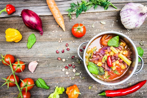 병아리콩과 나무 테이블 배경 재료 요리 냄비에 쨈 콩 바이오 야채 스프 — 스톡 사진