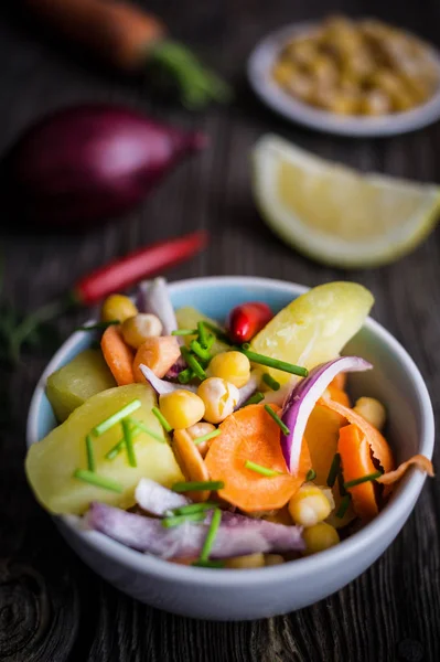 Salada de legumes com grão de bico em fundo escuro Fotografia De Stock