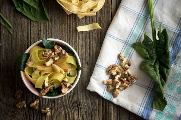 Sabrosa Pasta con Nueces y Hojas de Espinaca — Foto de Stock