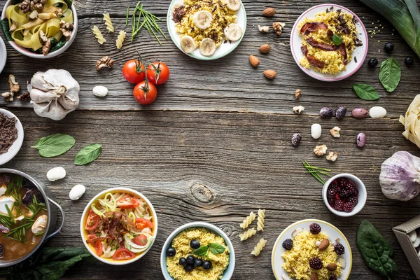 Üstten Görünüm yiyecek ve malzemeler ahşap arka plan tasarımları için boş alan ile