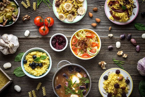 Üstten Görünüm gıda ve malzemeler ahşap arka plan üzerinde