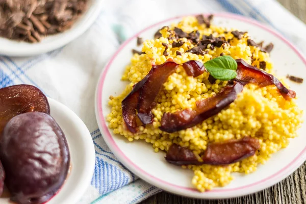 Darı tahıl Erik, çikolata ve ceviz ile püre.