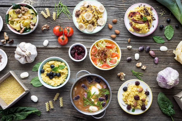 Üstten Görünüm gıda ve malzemeler ahşap arka plan üzerinde