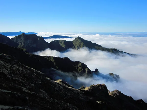 Portugal - madeiras prachtige bergen in de wolken — Stockfoto