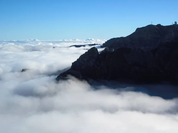 Portugal - madeiras prachtige bergen in de wolken — Stockfoto