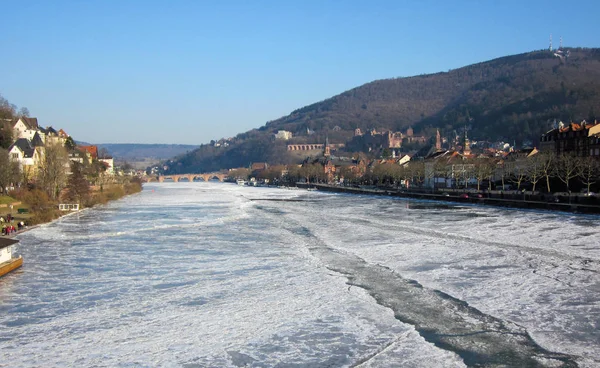 Heidelberg winter - gefrorener neckar — Stockfoto