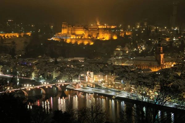 Heidelbergs slott och gamla bron nattetid på vintern — Stockfoto