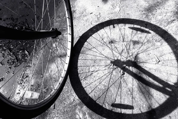 Bicicletta contro ombra — Foto Stock