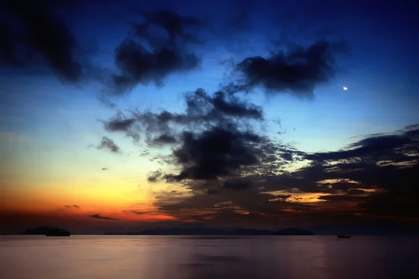 Deniz manzarası sahnede güzel gündoğumu — Stok fotoğraf