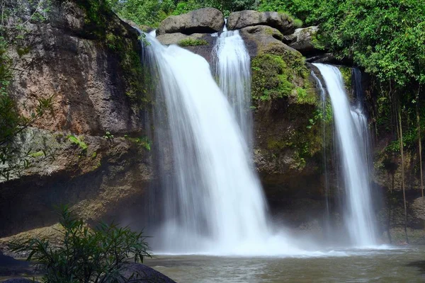 自然の中で美しい滝 — ストック写真
