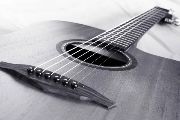 Schwarz-weiße Nahaufnahme klassischer Gitarre — Stockfoto