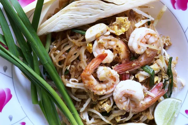 Pad Thai on wood background — Stock Photo, Image