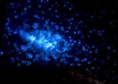 koyu arkaplan ve mavi kalp