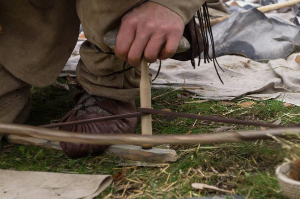Paleolitik çağın ilkel adamı sürtünme ile ateş yakar.