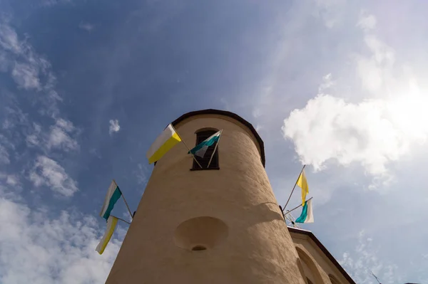 Torre Bege Antiga Igreja Católica Decorada Com Bandeiras Branco Amarelas — Fotografia de Stock