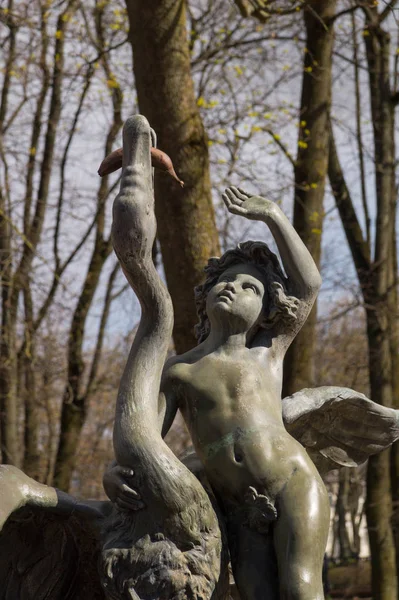 Mavi ceketli ve gri sırt çantalı bir adam sırtını dönüp buzulların bıraktığı antik kayalara bakıyor.