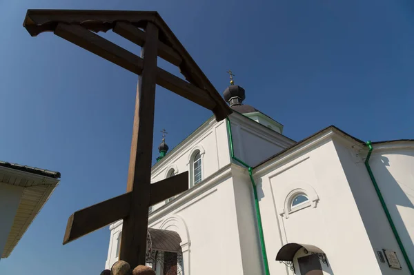 Cruz Madeira Perto Das Paredes Uma Igreja Ortodoxa — Fotografia de Stock