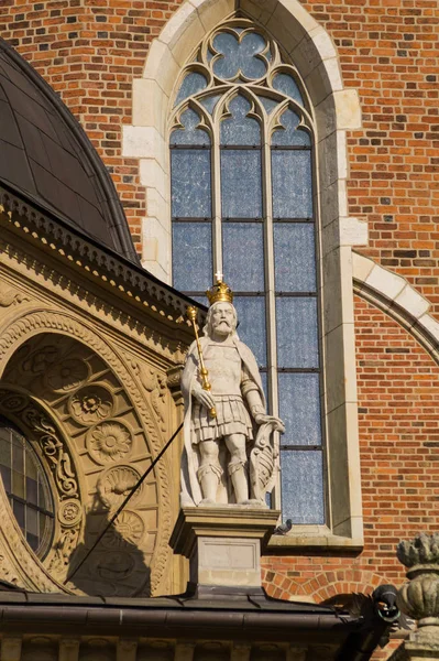 Krakow 'daki Wawel Katedrali' nin girişinde asası ve tacı olan bir savaşçı heykeli.