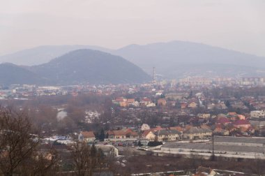 Kışın Ukrayna 'daki Palanok Kalesi' nden dağların ve Mukachevo şehrinin manzarası