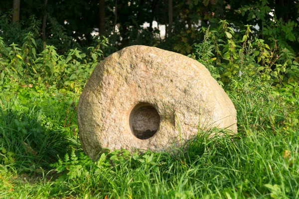 Piedra Molino Antiguo Molino Con Hueco Circular Centro Hierba —  Fotos de Stock