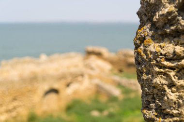 Belgorod-Dinyester duvarının yosunlu kısmı kalenin arka planına ve Dinyester nehrine yakın.