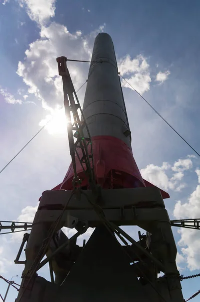 Eentraps Ballistische Raket Tegen Hemel Zon Die Van Achter Wolken — Stockfoto